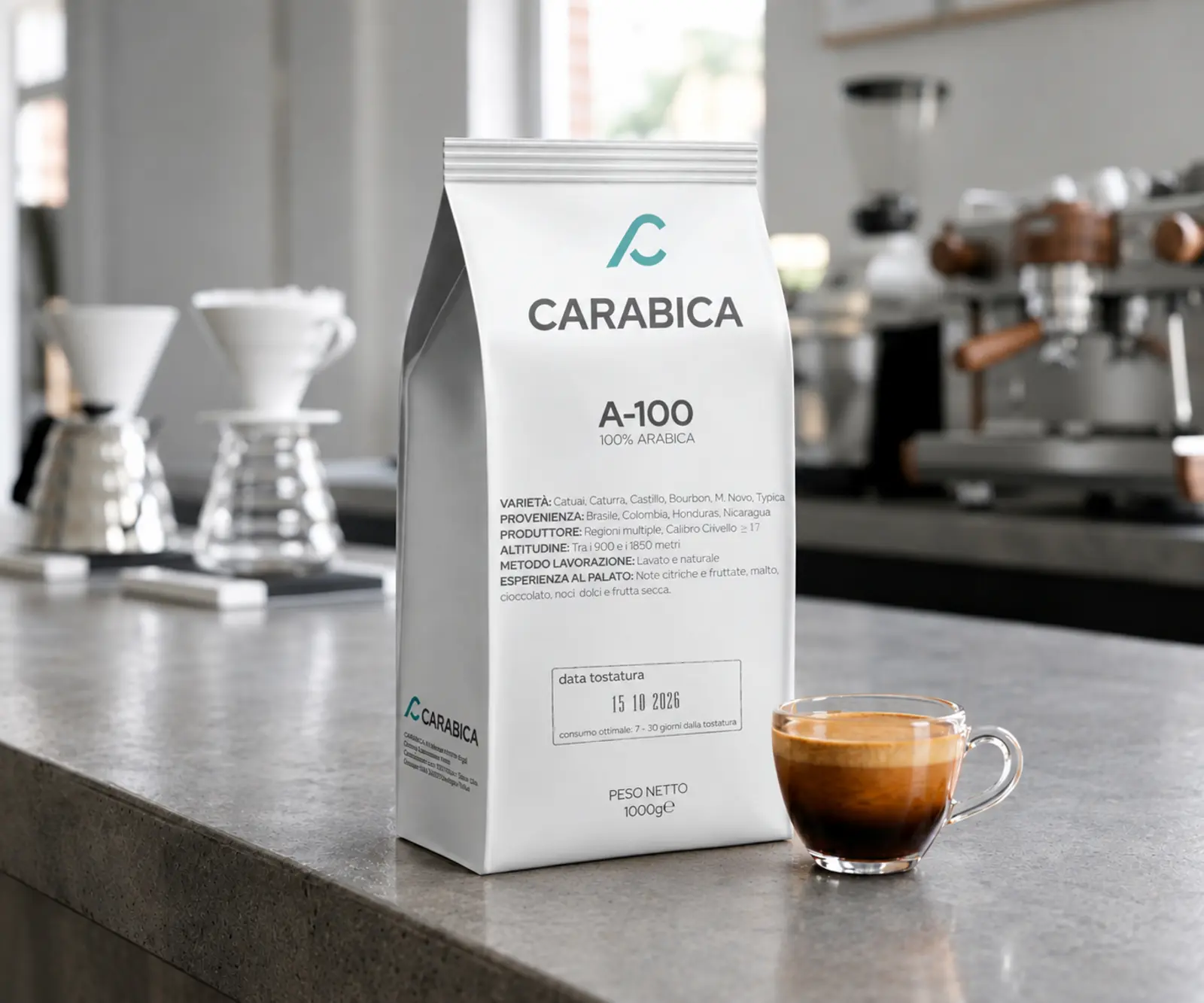 Confezione CARABICA A-100 su bancone professionale con tazzina di espresso.