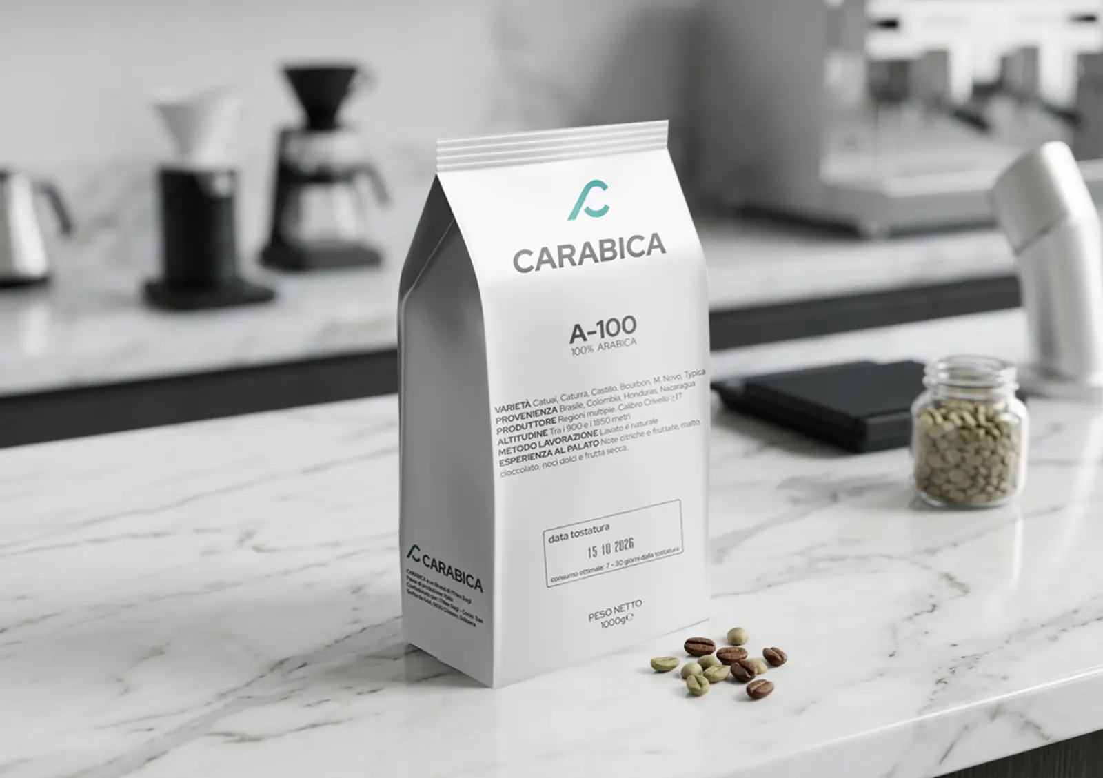 Confezione CARABICA A-100 su bancone in marmo, ambientazione HoReCa.